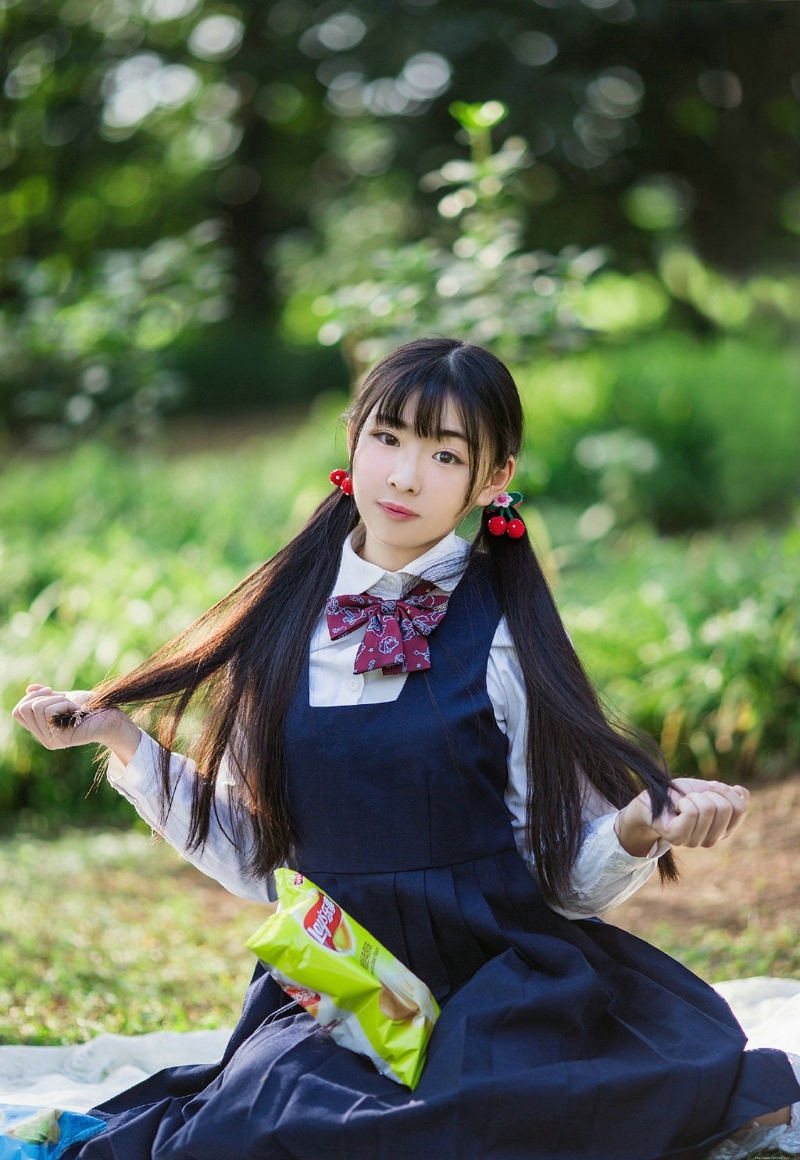 可爱野餐学生妹子清纯可人
