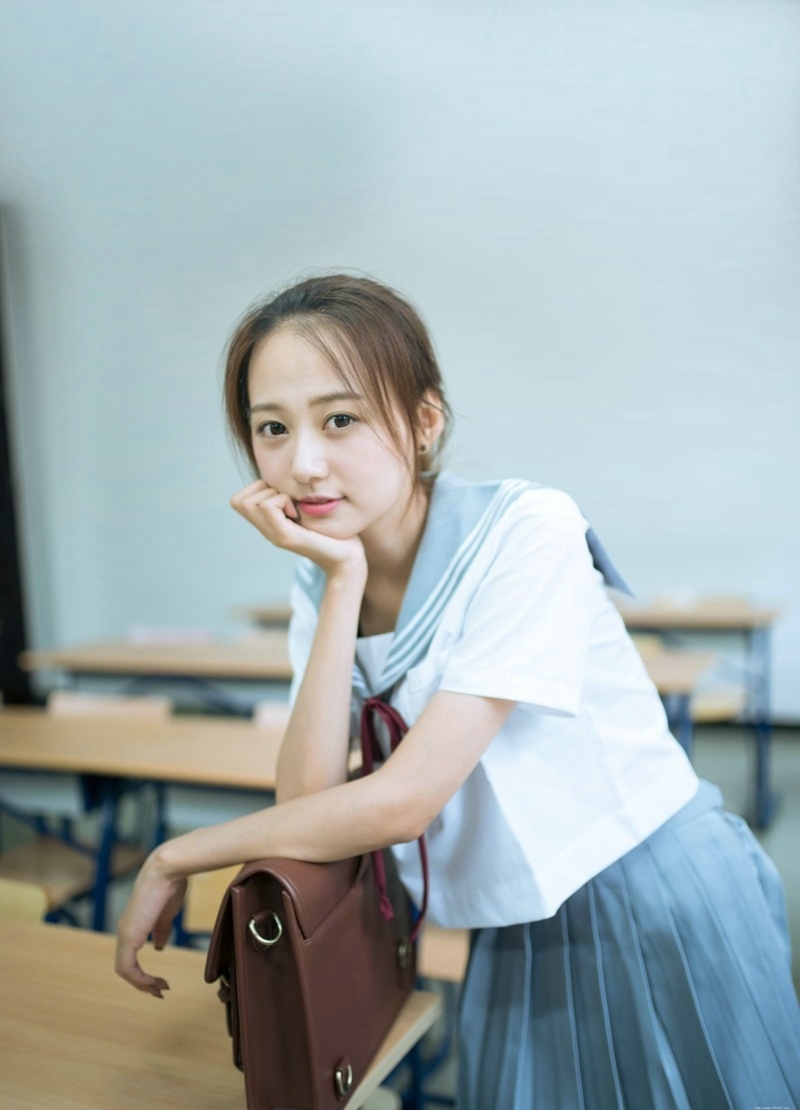 清纯校服少女教室内笑容甜美写真
