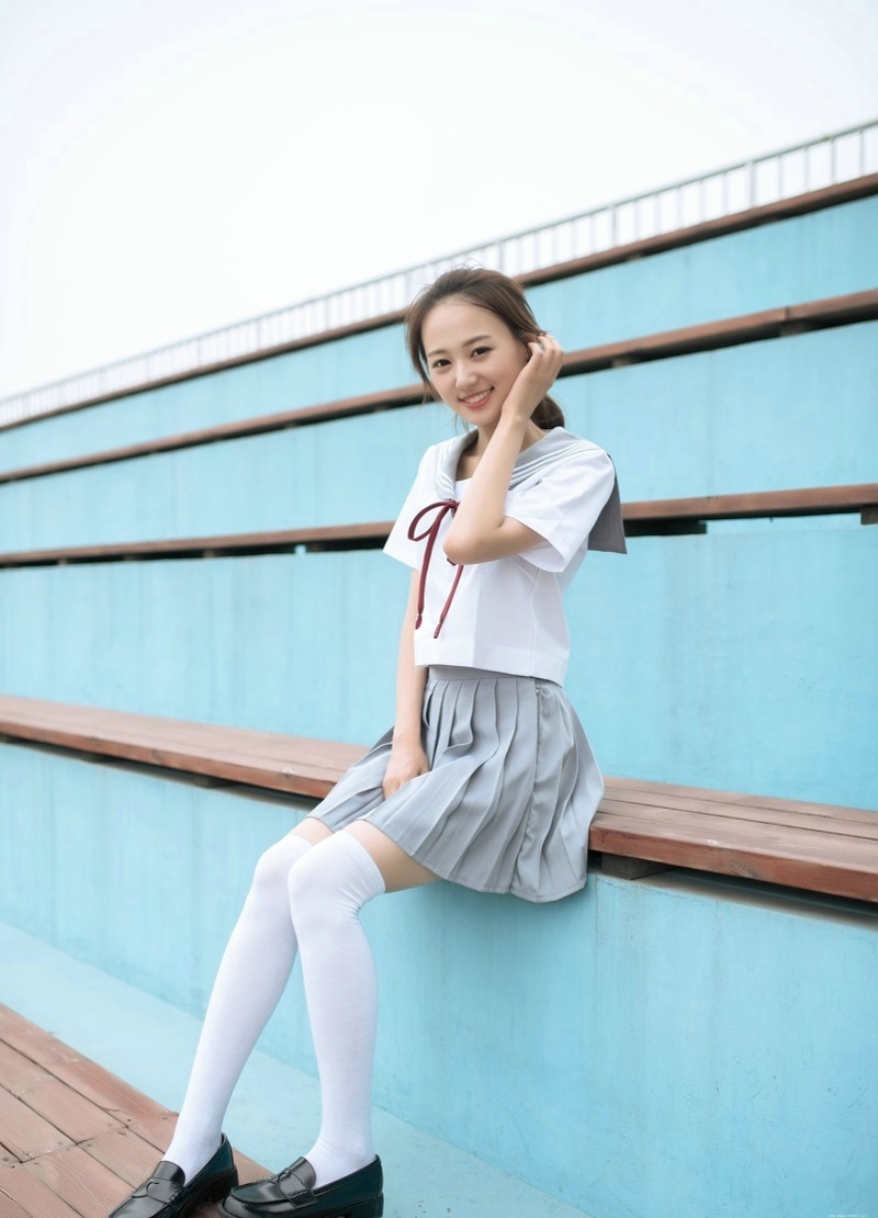 清纯校服少女教室内笑容甜美写真