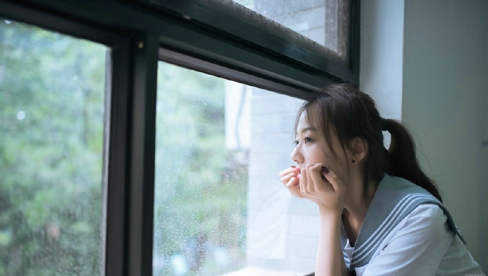 清纯校服少女教室内笑容甜美写真