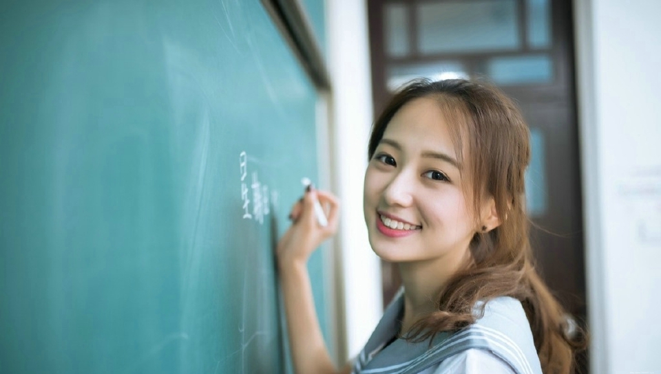 清纯校服少女教室内笑容甜美写真