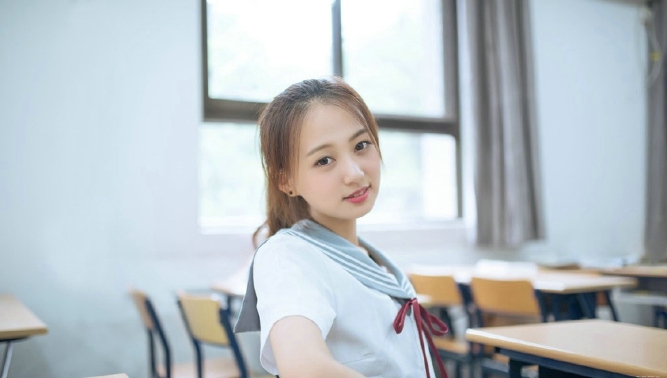 清纯校服少女教室内笑容甜美写真