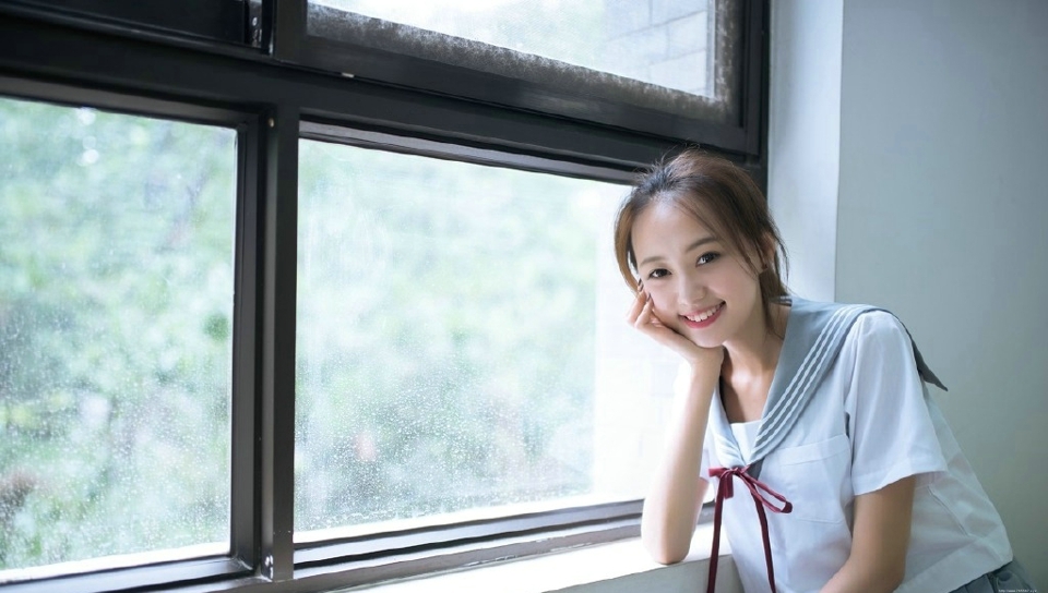 清纯校服少女教室内笑容甜美写真