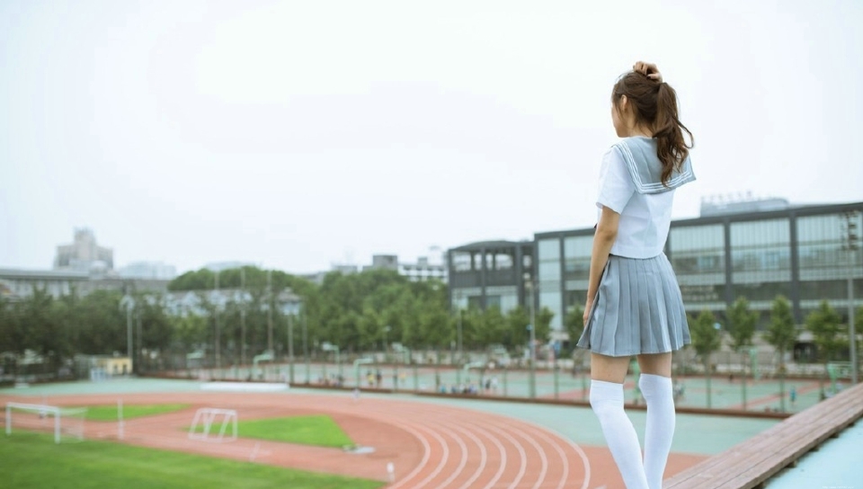 清纯校服少女教室内笑容甜美写真