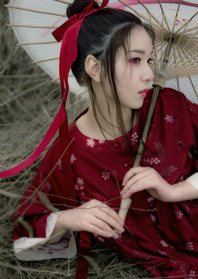 荒野古风美女撑伞靓丽眼妆吸晴秀嫩白香肩