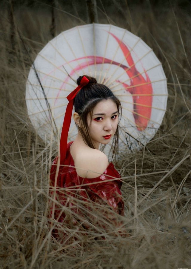 荒野古风美女撑伞靓丽眼妆吸晴秀嫩白香肩