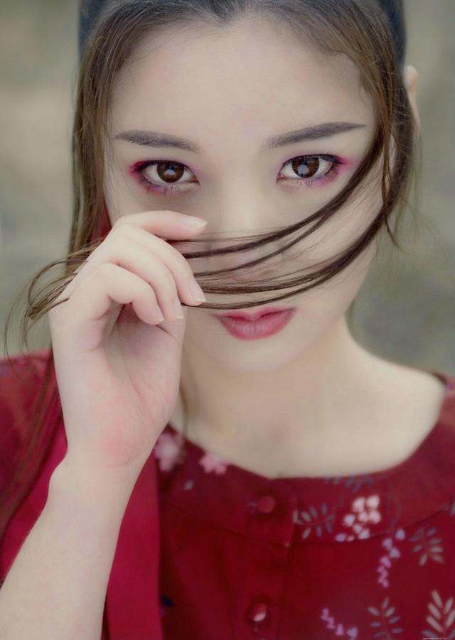 荒野古风美女撑伞靓丽眼妆吸晴秀嫩白香肩