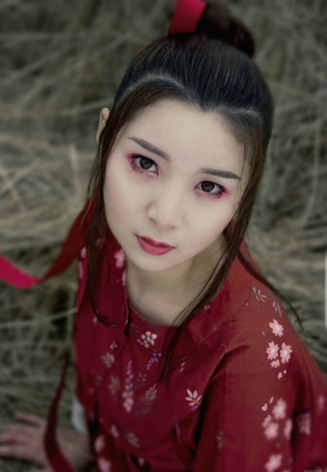 荒野古风美女撑伞靓丽眼妆吸晴秀嫩白香肩