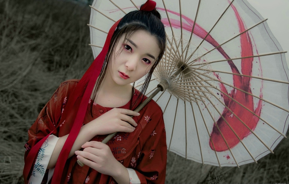 荒野古风美女撑伞靓丽眼妆吸晴秀嫩白香肩