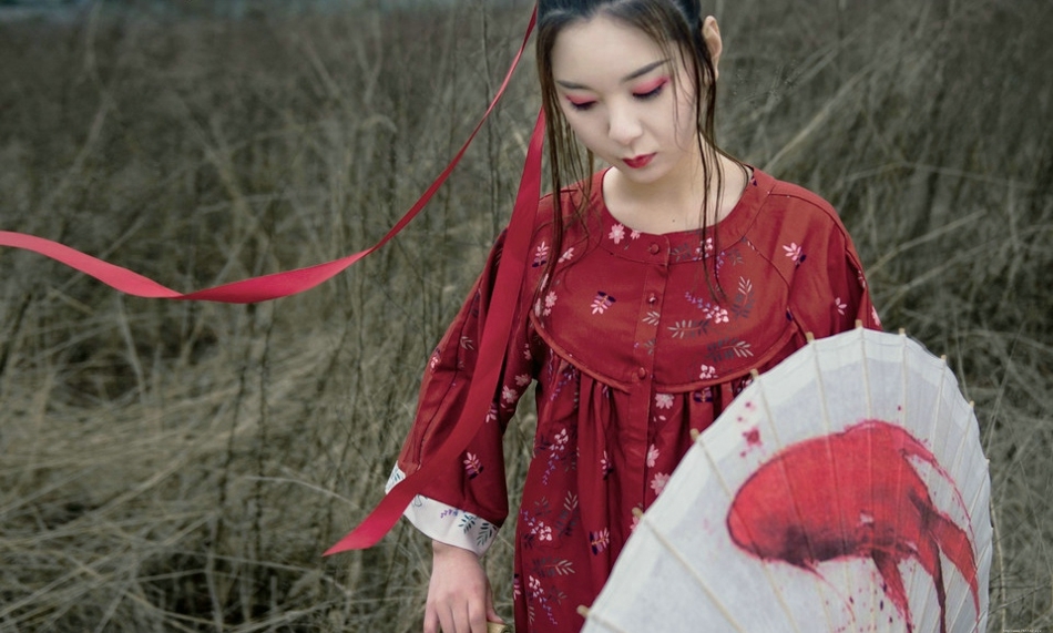 荒野古风美女撑伞靓丽眼妆吸晴秀嫩白香肩