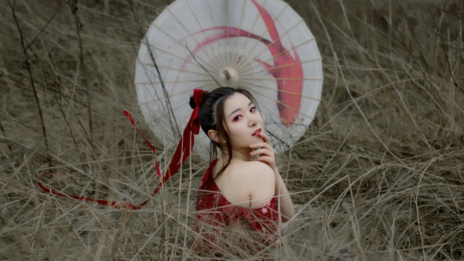荒野古风美女撑伞靓丽眼妆吸晴秀嫩白香肩