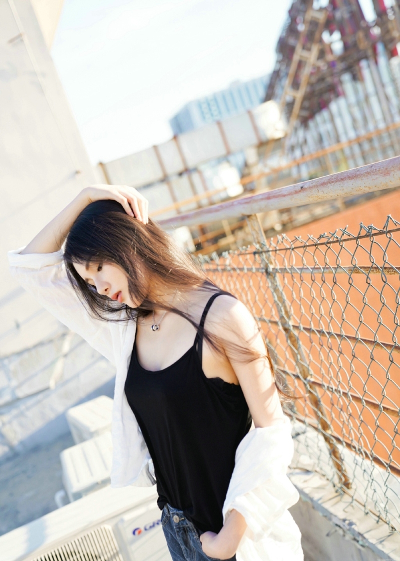 天台上的高颜值长发背心美女养眼美丽动人