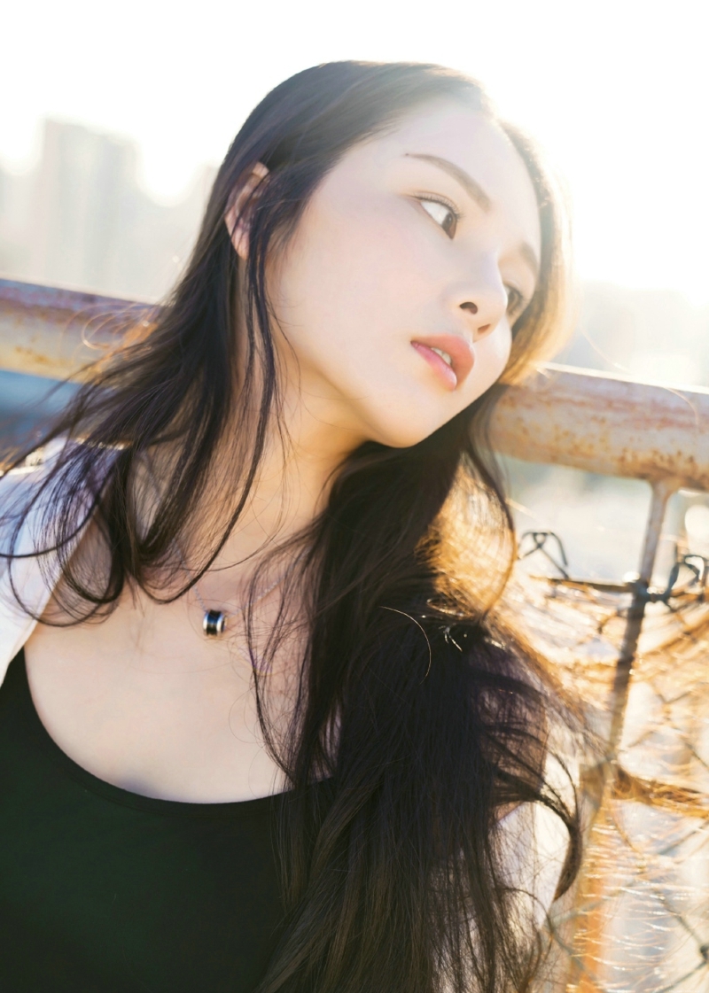 天台上的高颜值长发背心美女养眼美丽动人