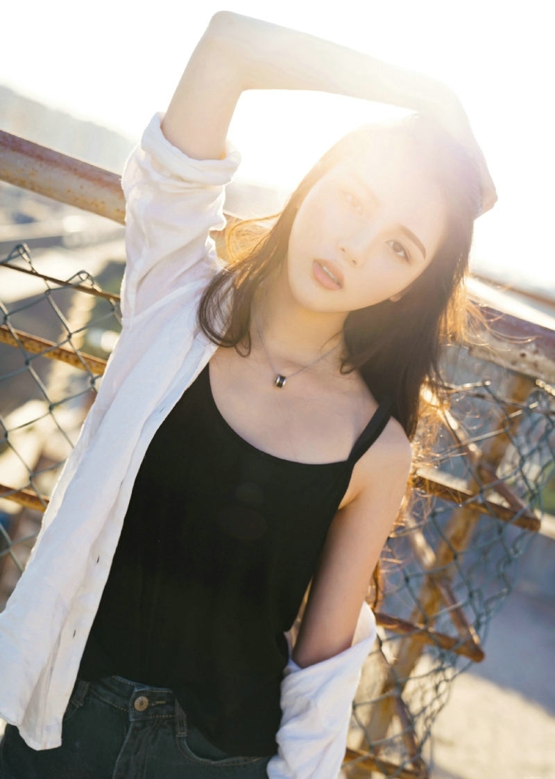 天台上的高颜值长发背心美女养眼美丽动人