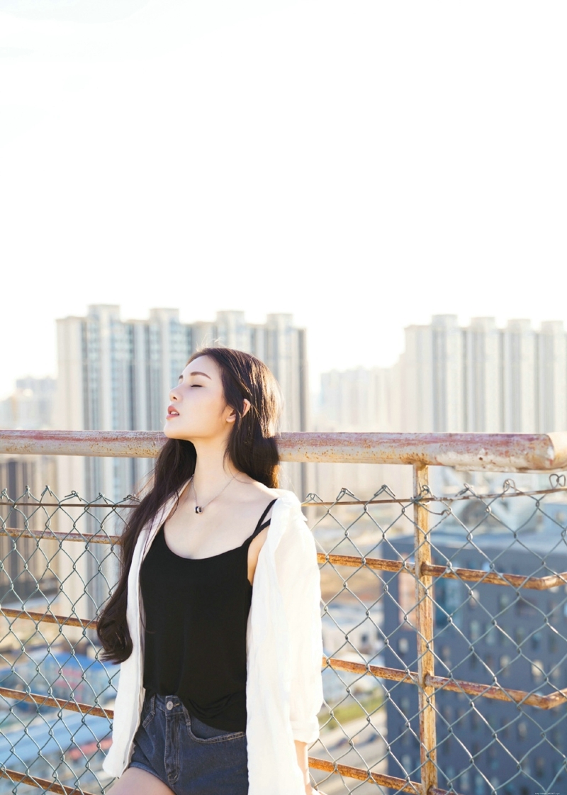 天台上的高颜值长发背心美女养眼美丽动人