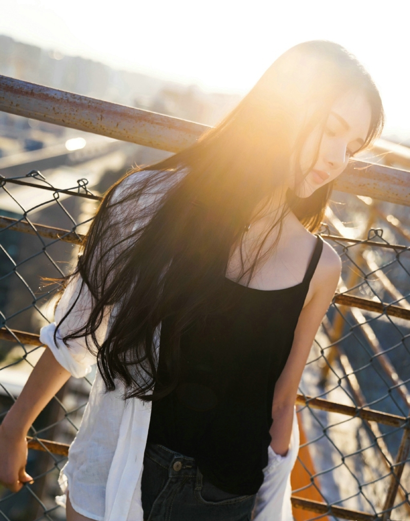 天台上的高颜值长发背心美女养眼美丽动人
