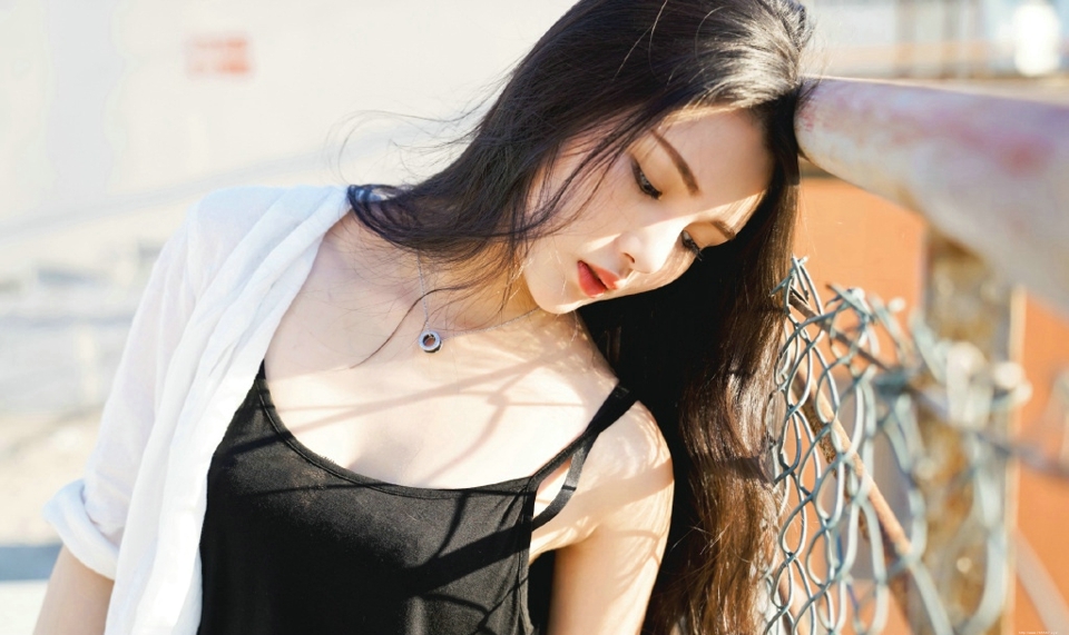 天台上的高颜值长发背心美女养眼美丽动人