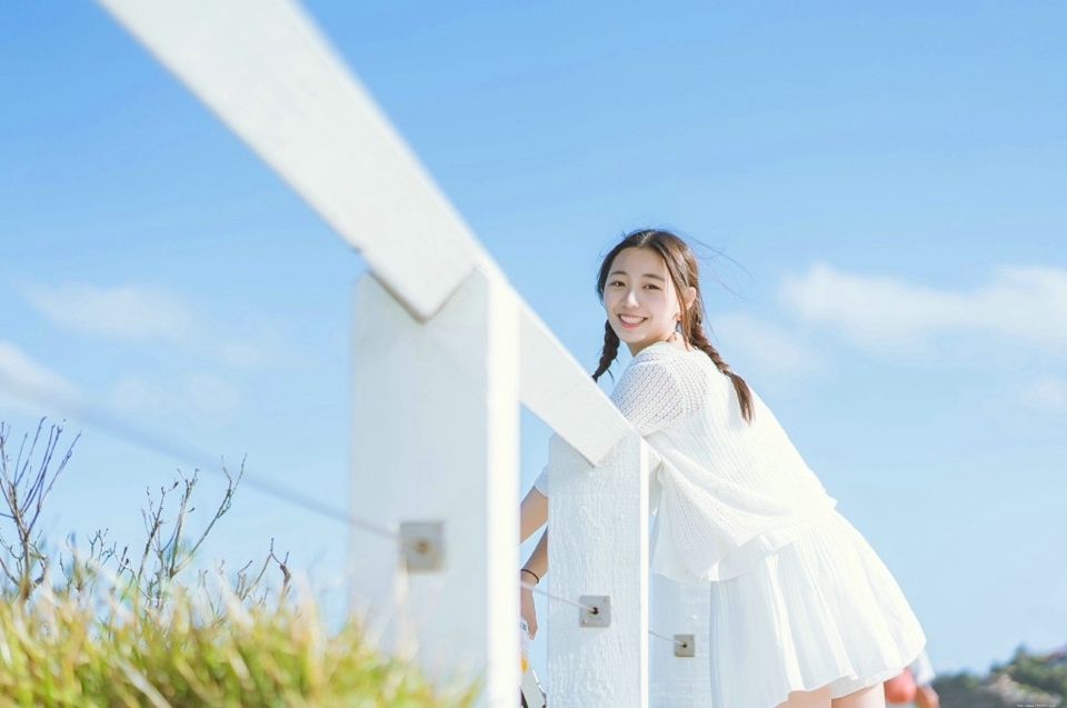 海边麻花辫白裙少女清新活力俏皮