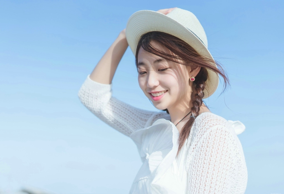 海边麻花辫白裙少女清新活力俏皮