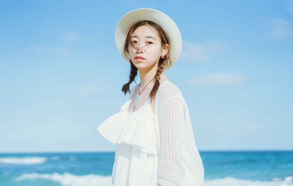 海边麻花辫白裙少女清新活力俏皮
