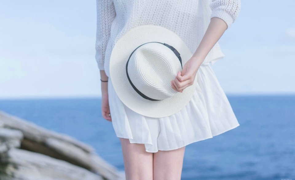 海边麻花辫白裙少女清新活力俏皮