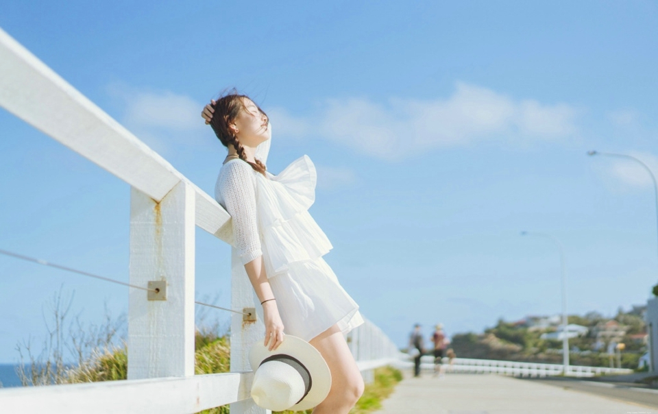 海边麻花辫白裙少女清新活力俏皮