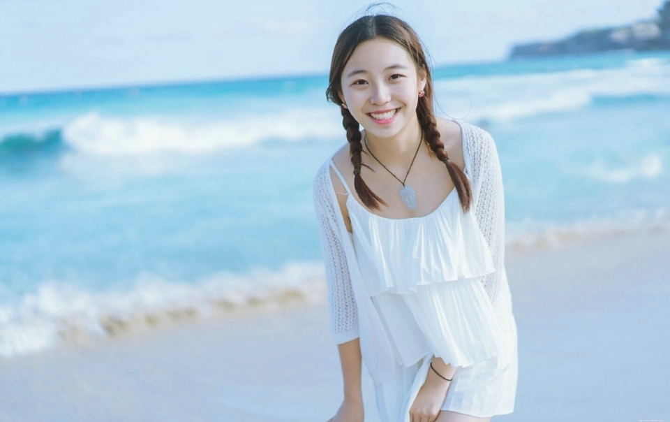 海边麻花辫白裙少女清新活力俏皮