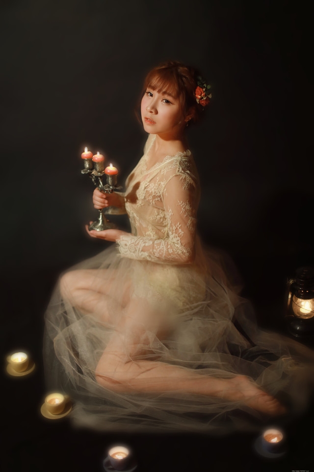 头纱下的烛光女孩蕾丝透视长裙妩媚勾人