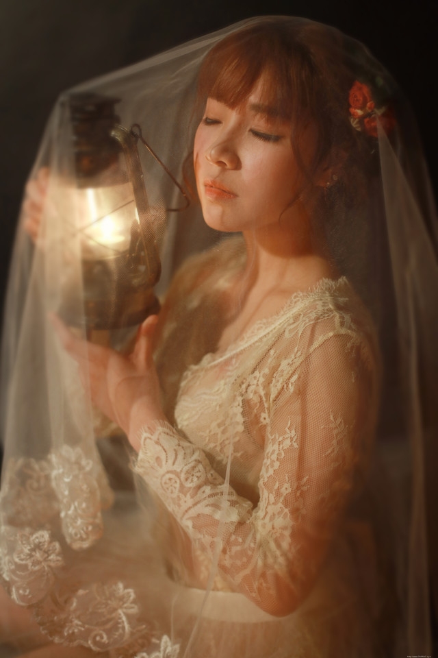 头纱下的烛光女孩蕾丝透视长裙妩媚勾人