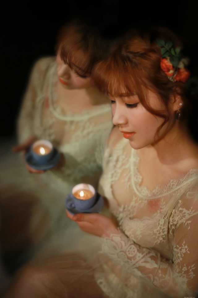 头纱下的烛光女孩蕾丝透视长裙妩媚勾人