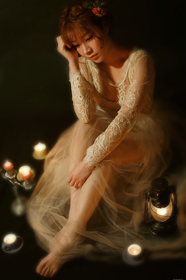 头纱下的烛光女孩蕾丝透视长裙妩媚勾人
