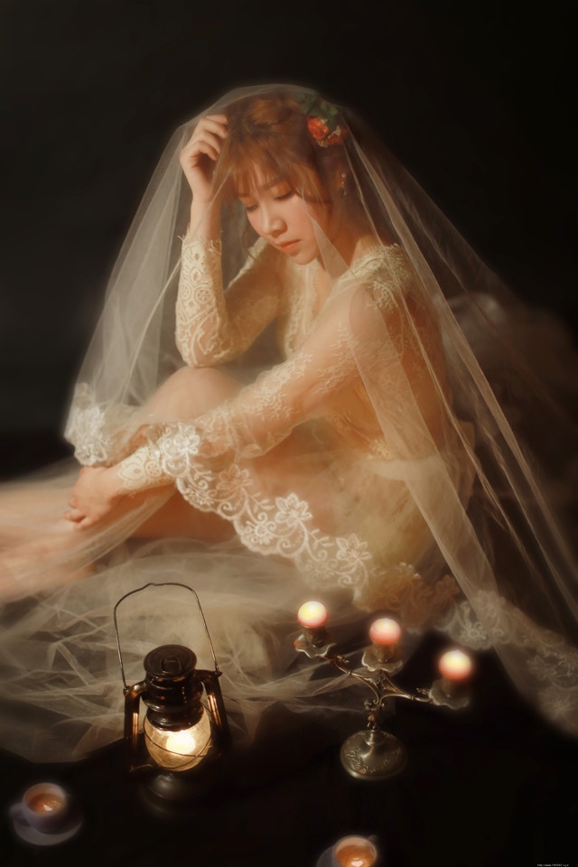 头纱下的烛光女孩蕾丝透视长裙妩媚勾人