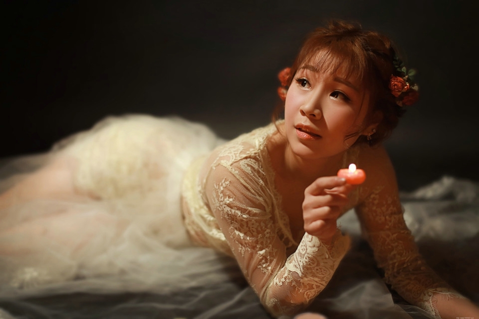 头纱下的烛光女孩蕾丝透视长裙妩媚勾人