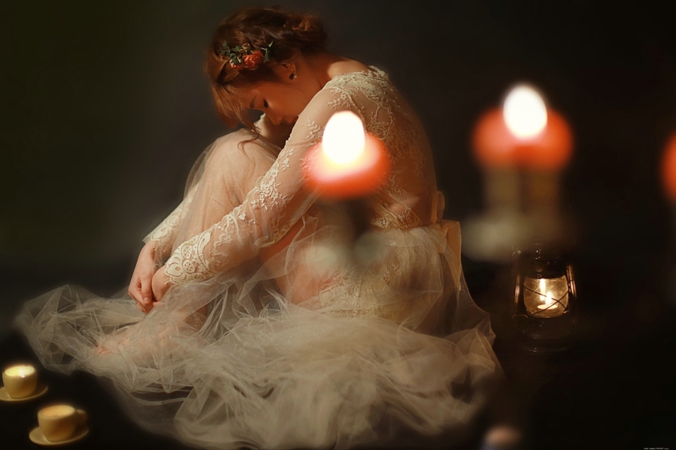 头纱下的烛光女孩蕾丝透视长裙妩媚勾人