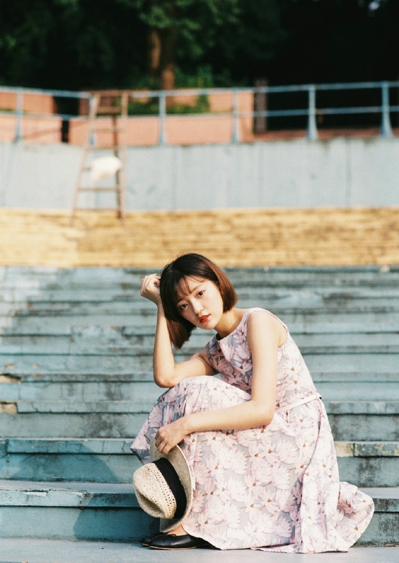 英伦风短发妹子精致五官漂亮写真