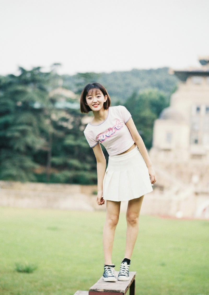 英伦风短发妹子精致五官漂亮写真