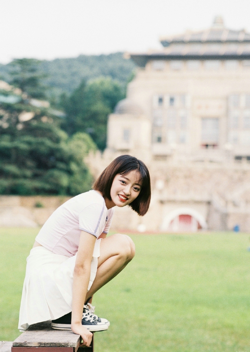 英伦风短发妹子精致五官漂亮写真