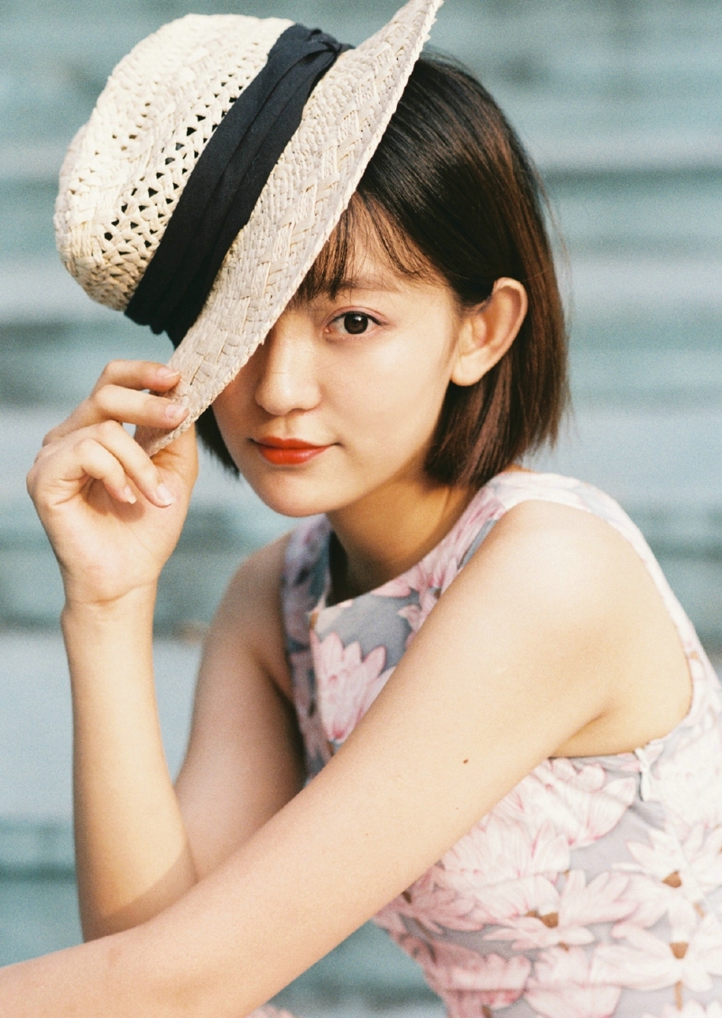 英伦风短发妹子精致五官漂亮写真