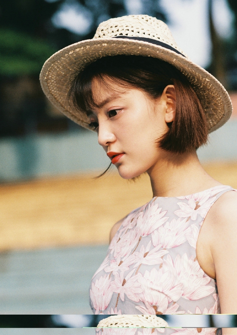 英伦风短发妹子精致五官漂亮写真