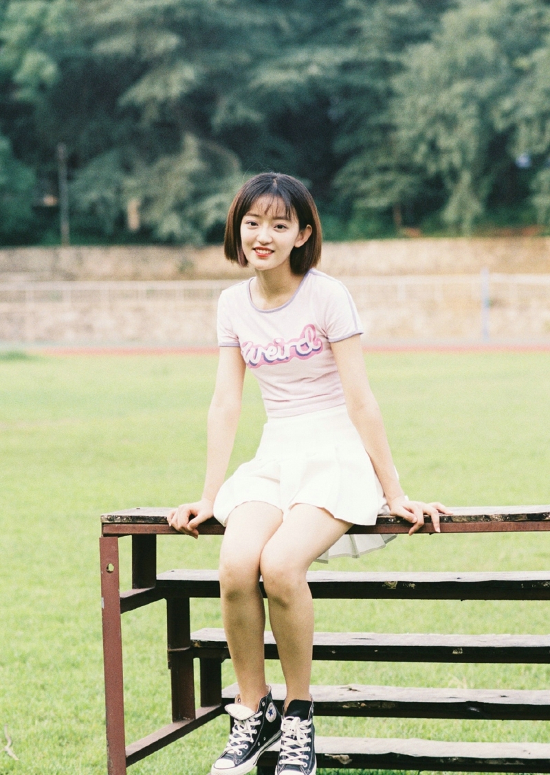 英伦风短发妹子精致五官漂亮写真