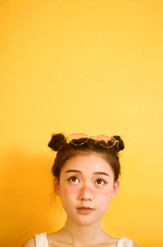 在南方的冬日里晒伤少女哪吒头抢镜眨眼嘟嘴照相