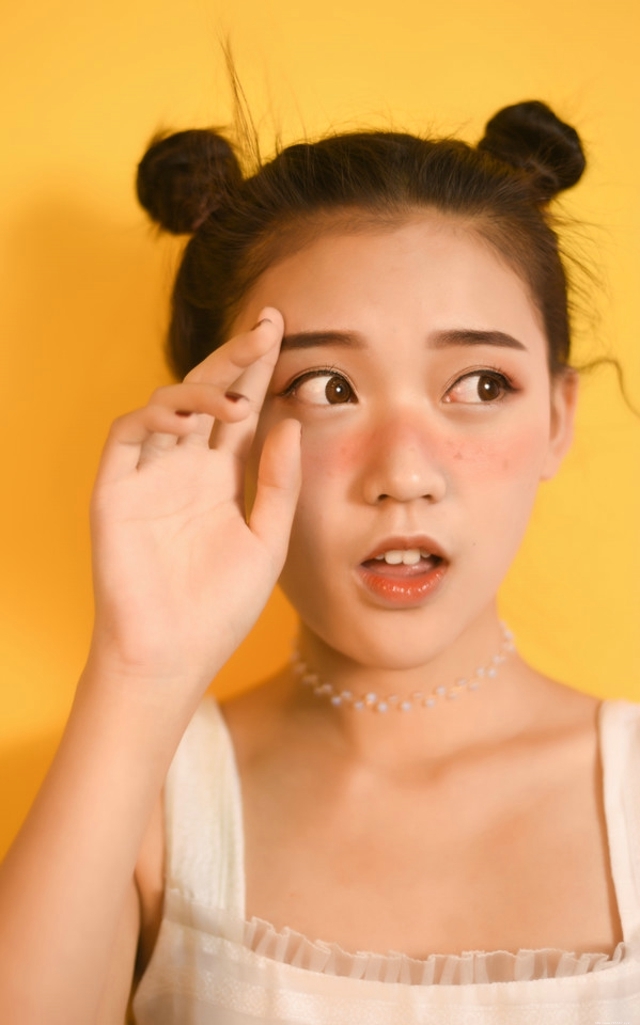 在南方的冬日里晒伤少女哪吒头抢镜眨眼嘟嘴照相