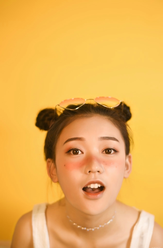 在南方的冬日里晒伤少女哪吒头抢镜眨眼嘟嘴照相