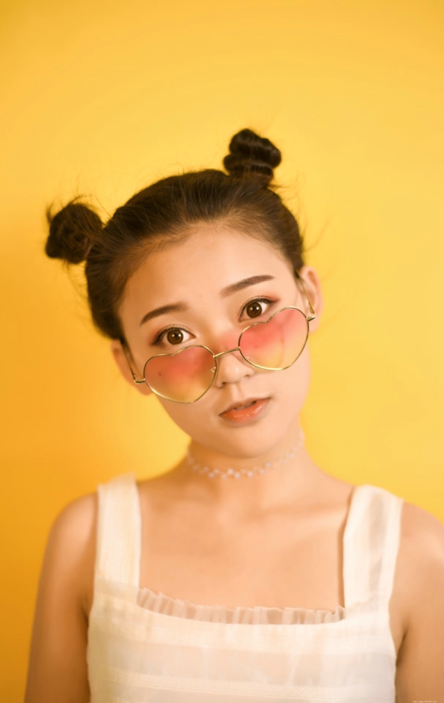 在南方的冬日里晒伤少女哪吒头抢镜眨眼嘟嘴照相