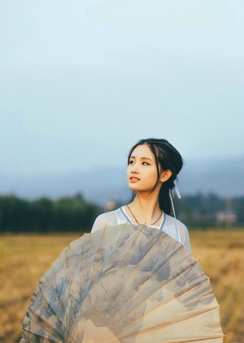 古装汉服美女虎娃可爱恬静写真