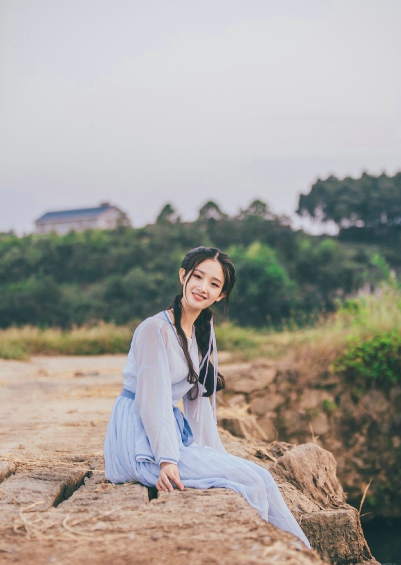 古装汉服美女虎娃可爱恬静写真