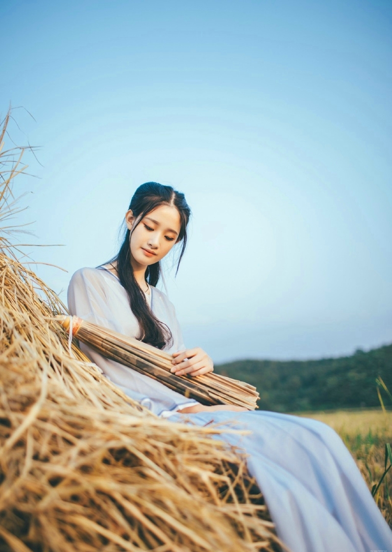 古装汉服美女虎娃可爱恬静写真