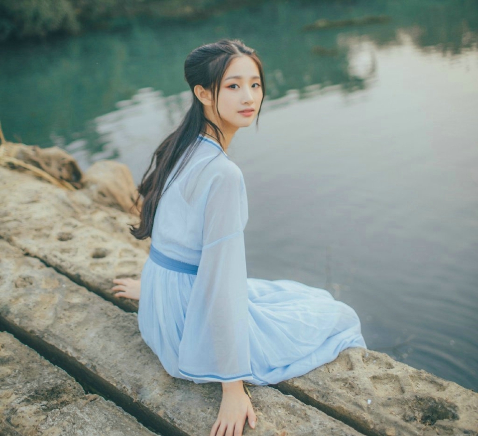 古装汉服美女虎娃可爱恬静写真