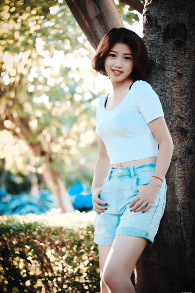 公园短发复古清新少女绽放迷人笑容写真