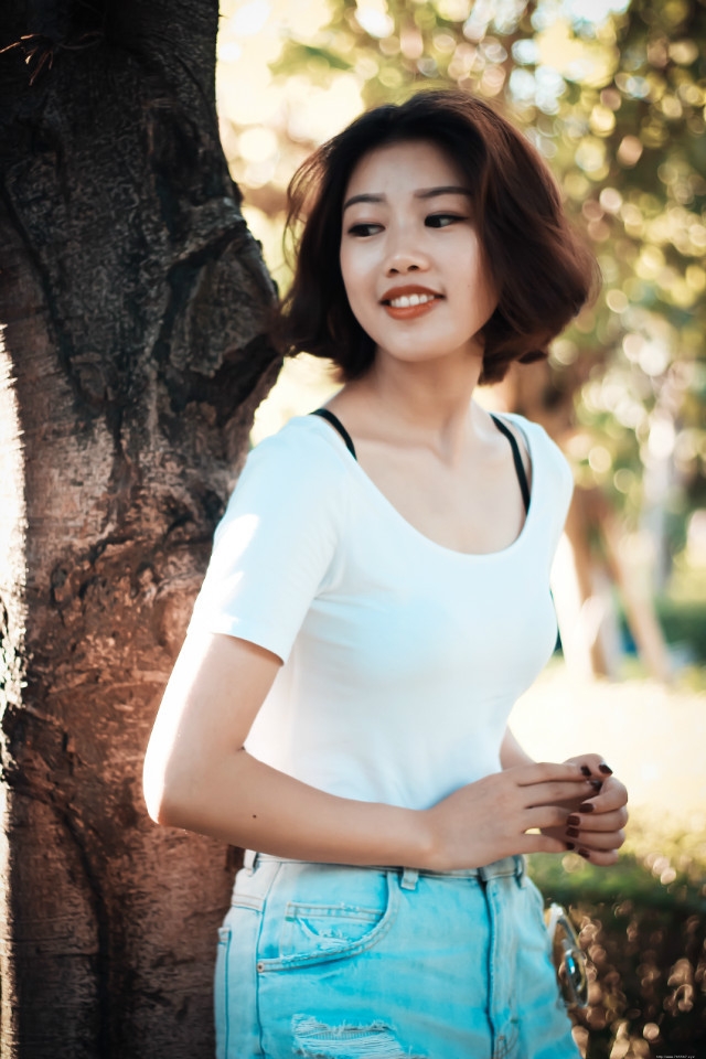 公园短发复古清新少女绽放迷人笑容写真